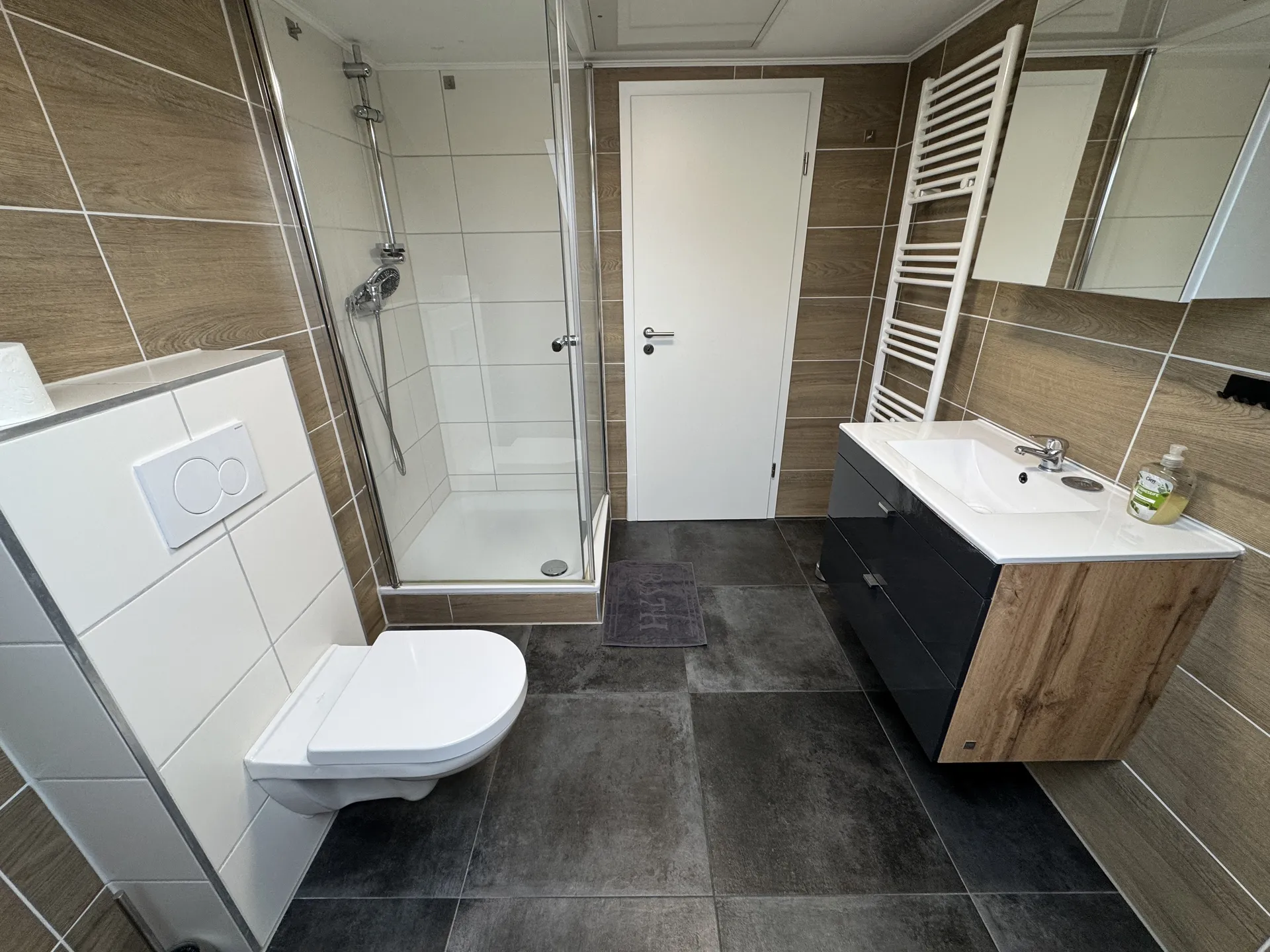 Modernes Badezimmer des Monteurzimmers nahe Lich mit Dusche, WC und Waschtisch