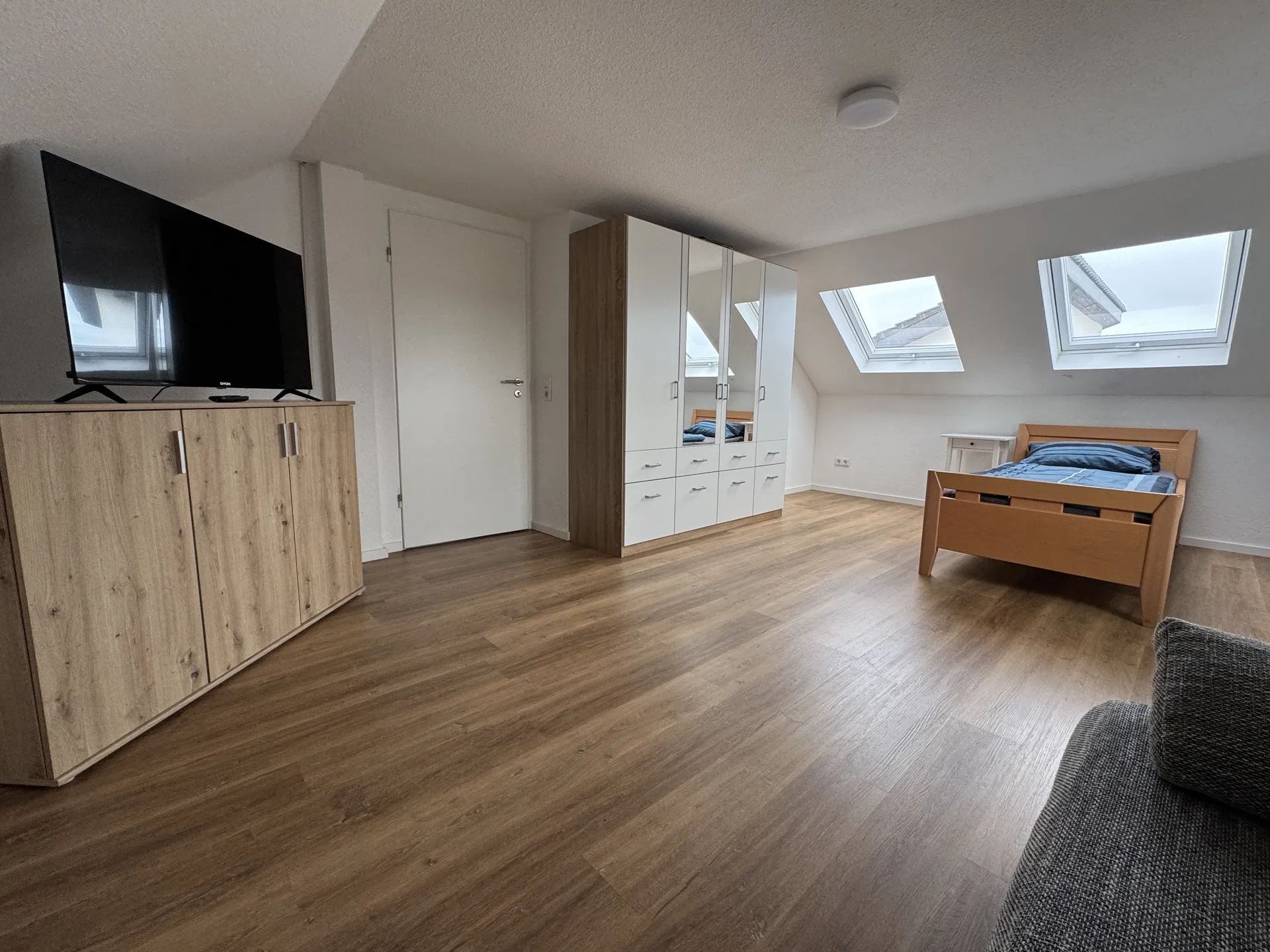 Dachzimmer im Monteurzimmer nahe Lich mit Einzelbett, großer Schrankwand und Dachfenstern