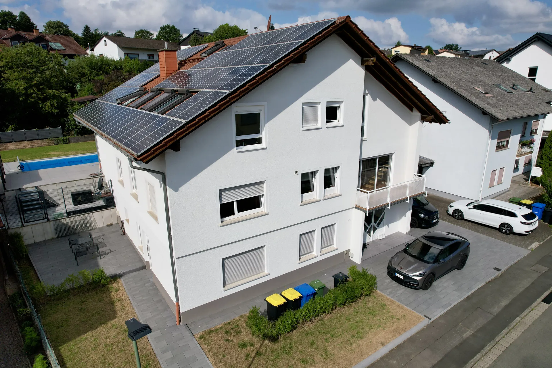 Modernes Mehrfamilienhaus in Fernwald mit Solaranlage und Parkplätzen vor der Ferienwohnung